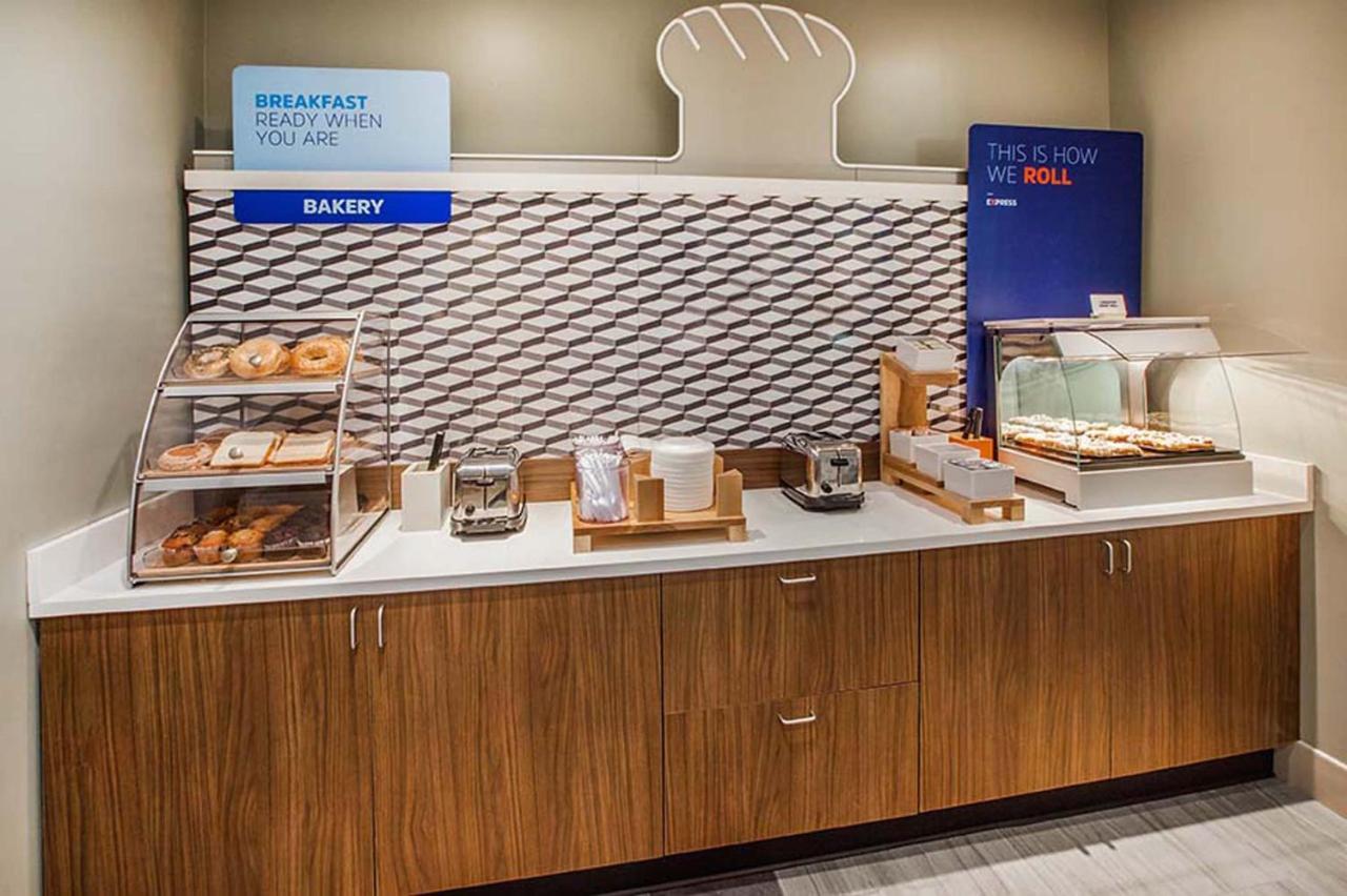 Holiday Inn Express & Suites Kelowna - East By Ihg Bagian luar foto